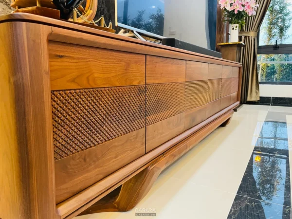 Tủ gỗ dài chạm trổ tinh xảo, thiết kế hiện đại sang trọng.