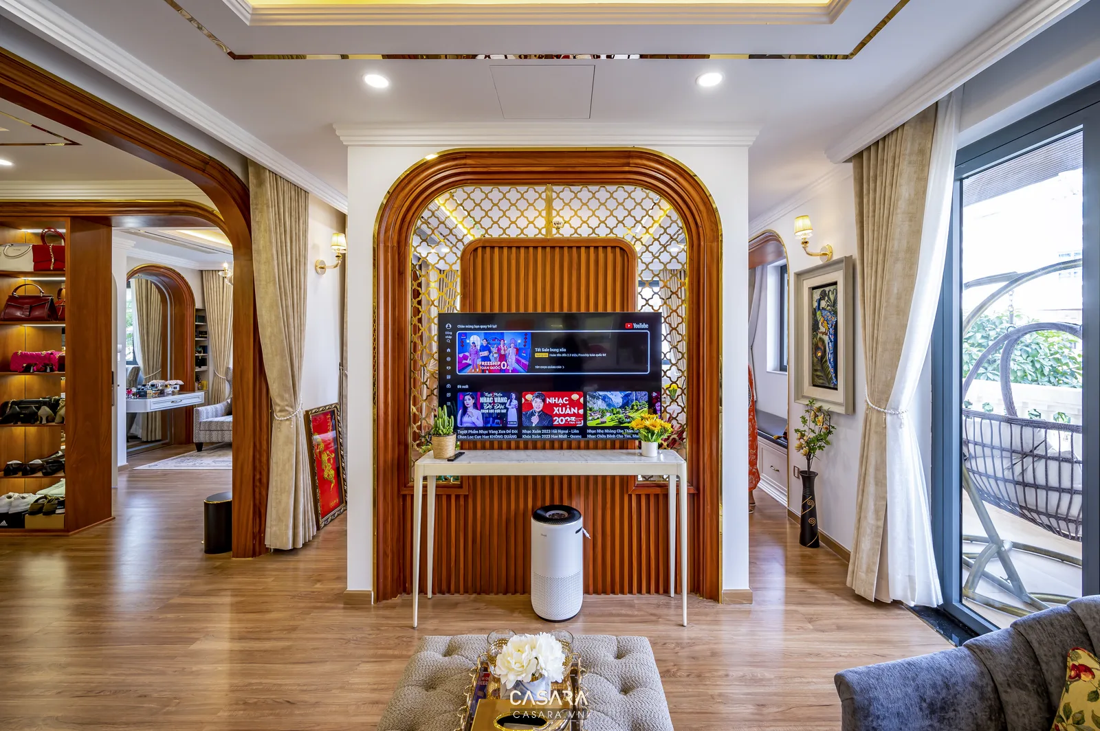 thiết kế phòng khách hiện đại đơn giản với sofa kệ tivi và vật liệu gỗ