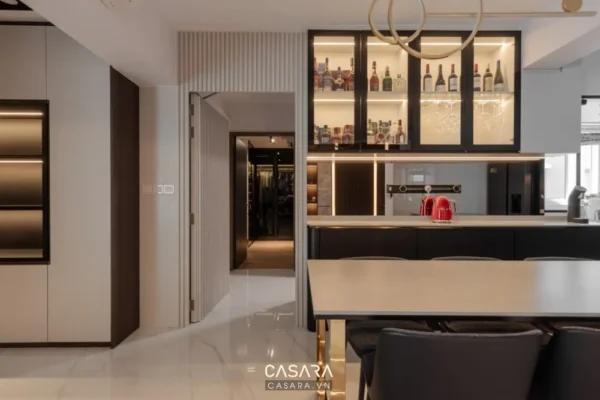 Phòng bếp hiện đại, sang trọng với quầy bar và tủ kính trưng bày rượu.