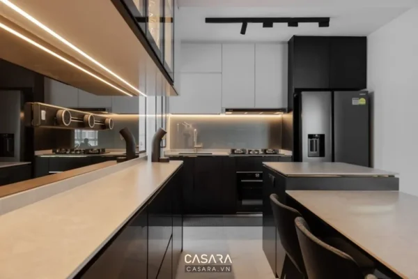 Nhà bếp hiện đại, sang trọng với thiết kế tối giản, màu sắc trung tính.