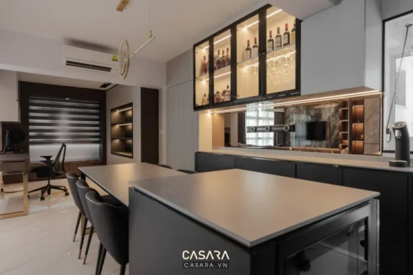 Khu vực bếp và bàn ăn hiện đại, sang trọng trong căn hộ.