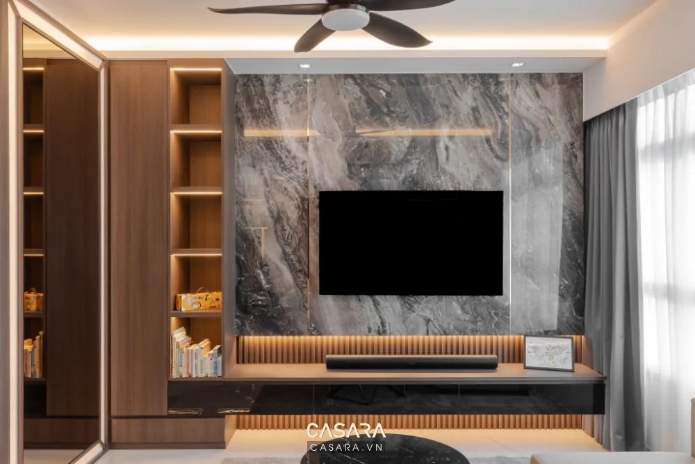 phòng khách căn hộ 45m2 với sofa chữ I kệ tivi treo tường và rèm sáng