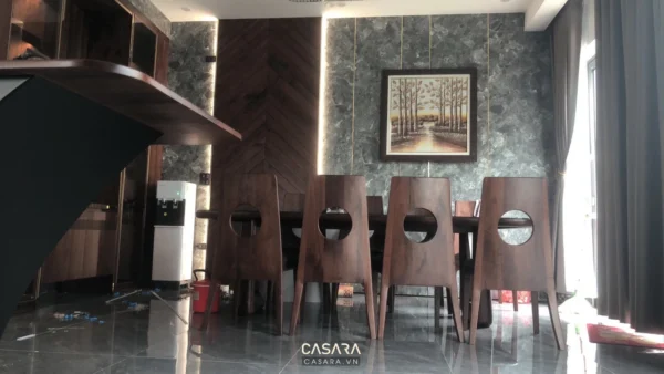 Phòng ăn hiện đại với nội thất gỗ tông màu nâu ấm cúng.