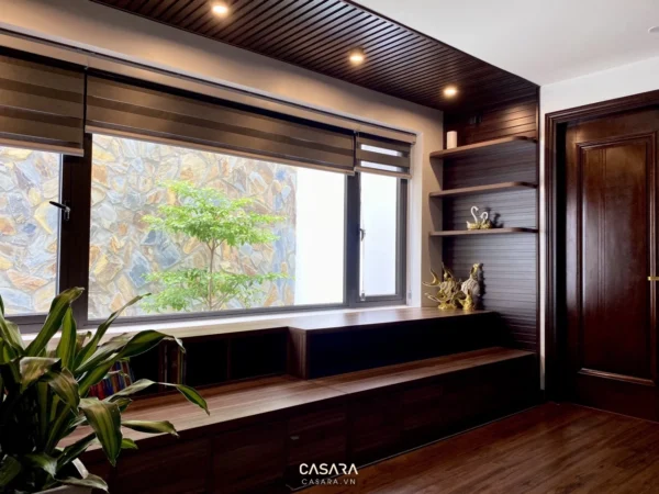 Phòng khách hiện đại với cửa sổ lớn nhìn ra khu vườn xanh mát.