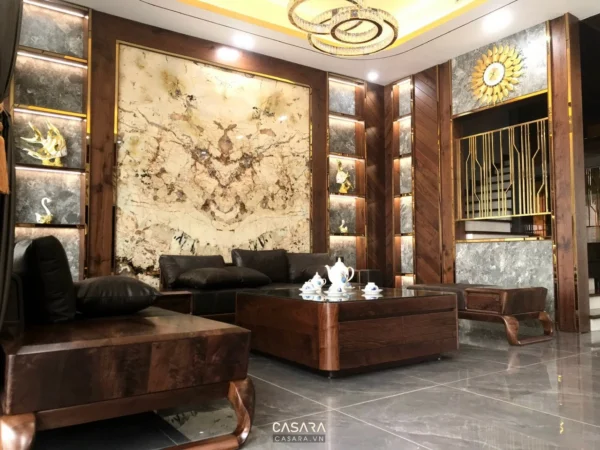 Phòng khách sang trọng với nội thất gỗ và đá tinh tế.