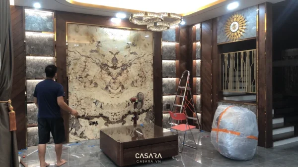 Phòng khách sang trọng với tường đá tự nhiên và nội thất hiện đại.