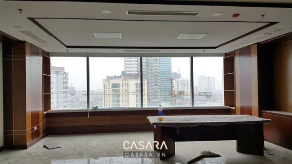 Phòng làm việc rộng rãi, view thành phố hiện đại, sang trọng.