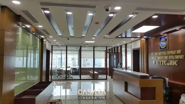 Nội thất văn phòng hiện đại, rộng rãi với trần nhà độc đáo.