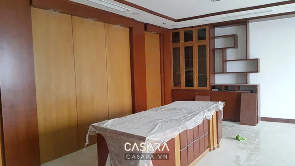 Phòng làm việc rộng rãi với nội thất gỗ hiện đại, sang trọng.
