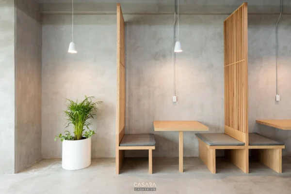 Khu vực bàn ăn gỗ tối giản, hiện đại trong không gian mở.