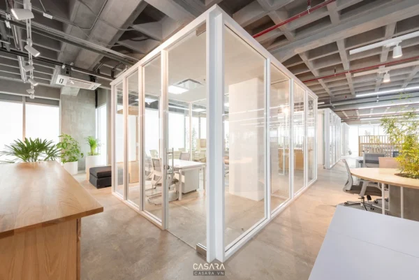Văn phòng hiện đại với vách kính trong suốt, thiết kế tối giản.