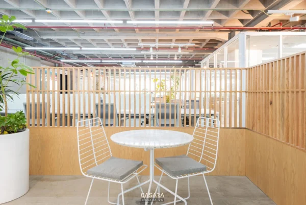 Không gian văn phòng hiện đại với khu vực tiếp khách thoáng đãng.