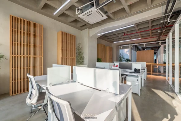 Văn phòng hiện đại với thiết kế mở và ánh sáng tự nhiên.