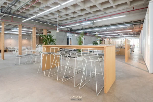 Không gian văn phòng mở rộng, thoáng đãng với nội thất hiện đại.