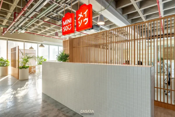 Quầy lễ tân hiện đại với thiết kế tối giản, sử dụng gỗ và gạch men.