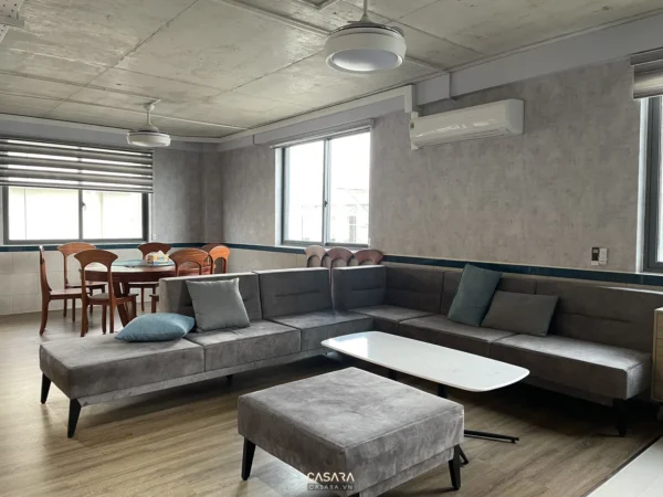 Phòng khách hiện đại với sofa góc lớn và bàn trà đơn giản.