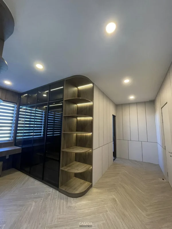 Nội thất phòng thay đồ hiện đại, sang trọng với tủ âm tường.