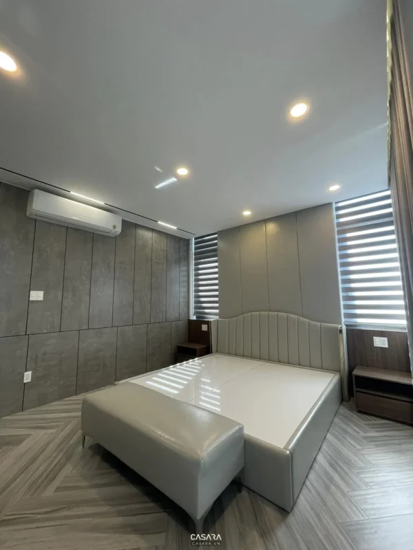 Phòng ngủ hiện đại, sang trọng với tông màu xám chủ đạo.