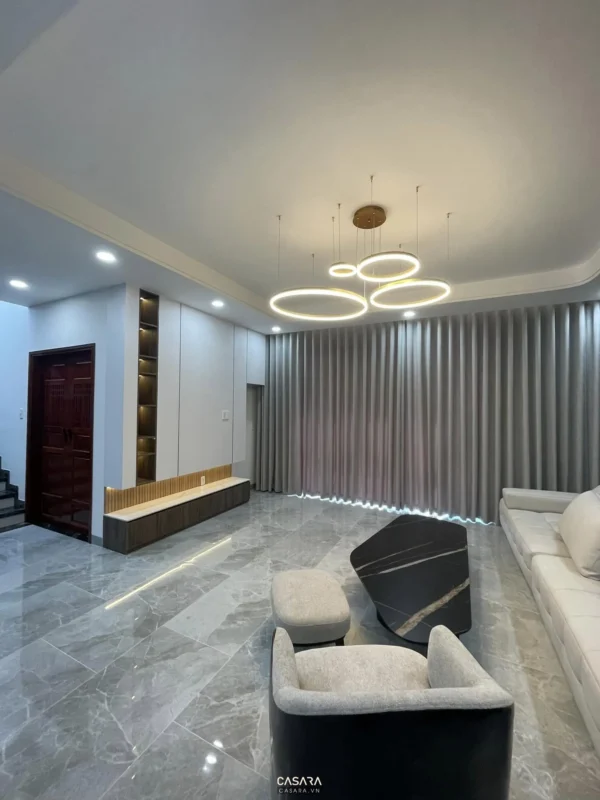 Phòng khách hiện đại với hệ thống đèn độc đáo và nội thất tinh tế.