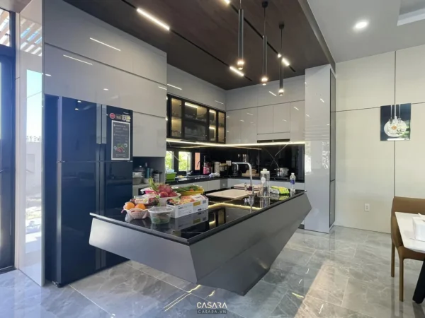 Nhà bếp hiện đại, sang trọng với đảo bếp lớn và thiết kế tinh tế.