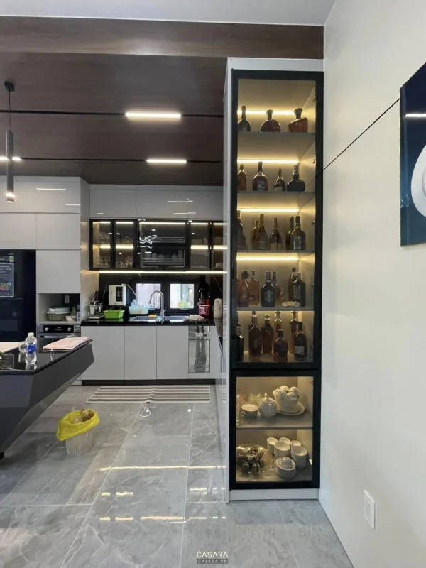Góc bếp hiện đại với tủ kính trưng bày rượu sang trọng.