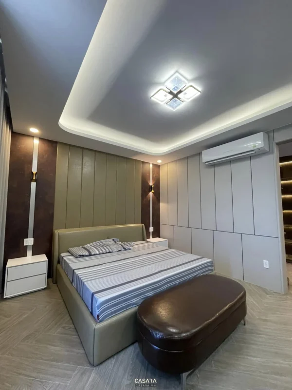 Phòng ngủ hiện đại, sang trọng với giường lớn và thiết kế ánh sáng tinh tế.