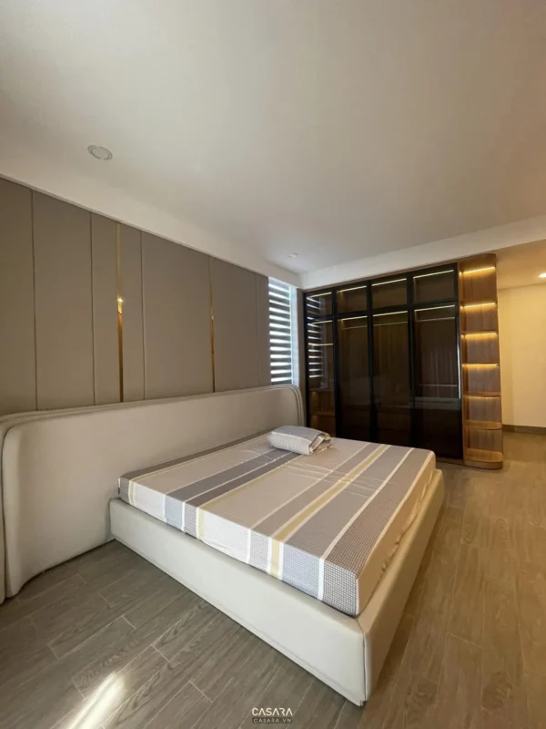 Phòng ngủ hiện đại, sang trọng với giường lớn và tủ âm tường.