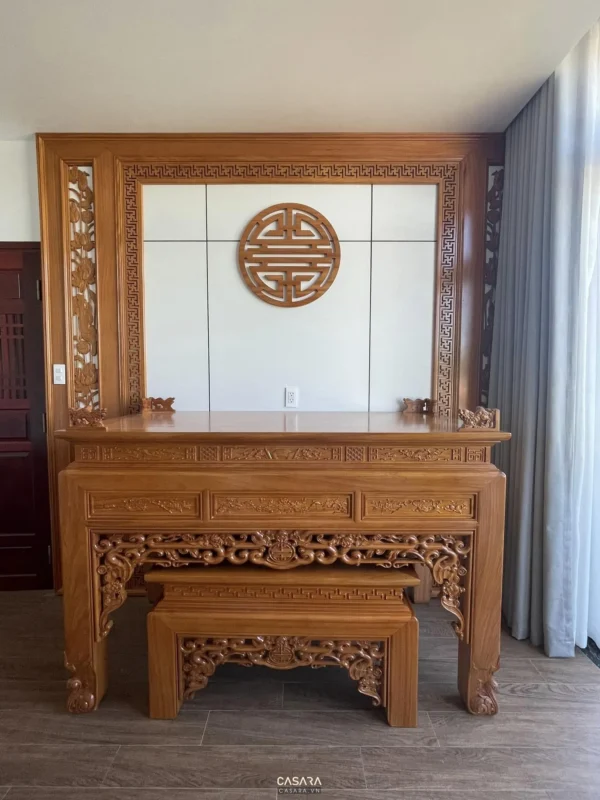 Bàn thờ gỗ chạm khắc tinh xảo, mang phong cách truyền thống Á Đông.