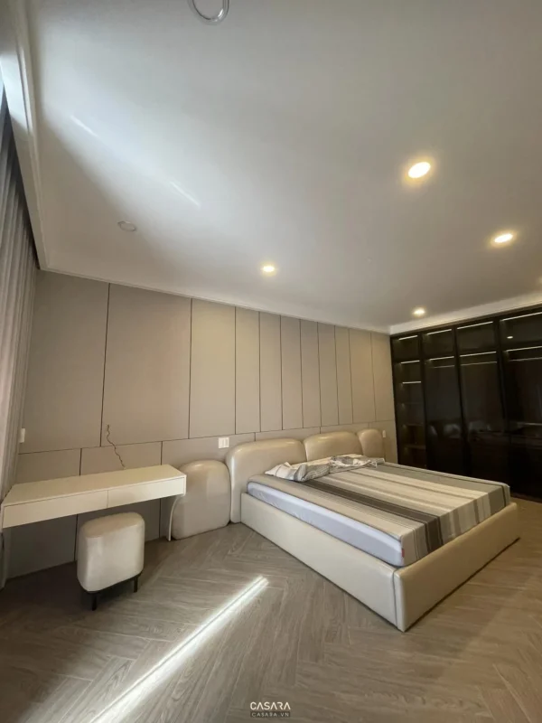 Phòng ngủ hiện đại, sang trọng với tông màu trung tính ấm áp.