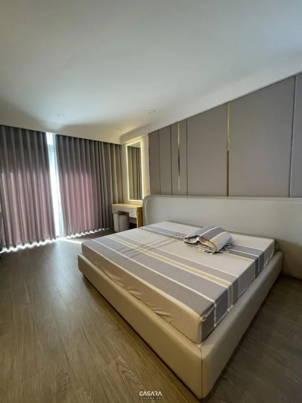 Phòng ngủ hiện đại, sang trọng với tông màu trung tính ấm áp.