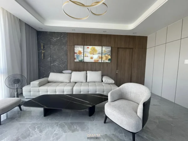 Phòng khách hiện đại, sang trọng với tông màu trung tính ấm áp.