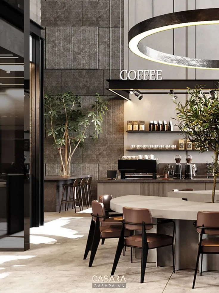 Mẫu thiết kế quán cafe đẹp có tường trang trí cây xanh bàn ghế gỗ và ánh sáng ấm