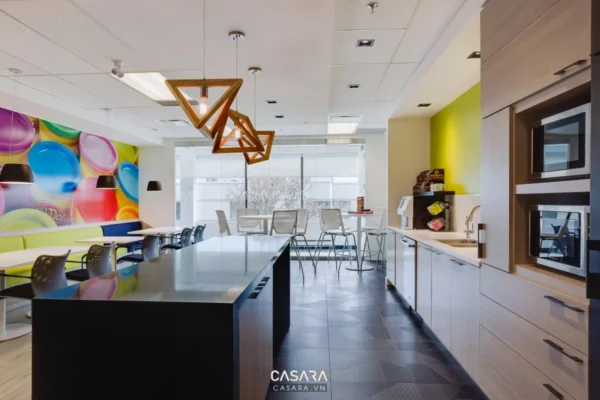 Phòng bếp văn phòng hiện đại, tươi sáng với thiết kế trẻ trung.
