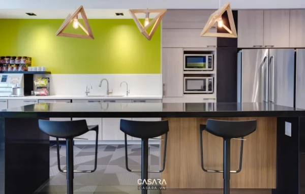 Khu bếp văn phòng hiện đại với thiết kế sáng tạo, màu sắc tươi trẻ.