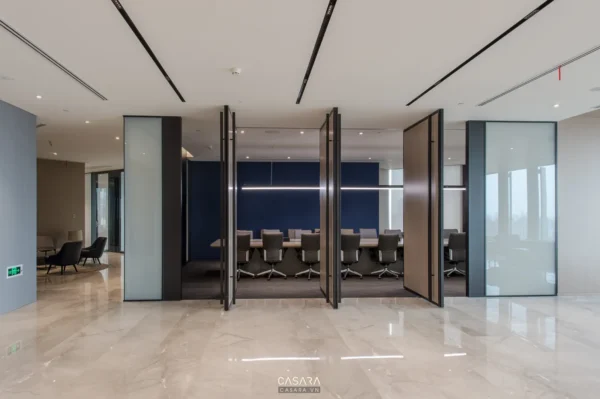 Không gian văn phòng hiện đại với thiết kế mở và sang trọng.