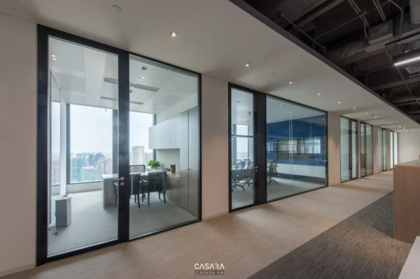 Văn phòng hiện đại với vách kính lớn, view thành phố thoáng đãng.