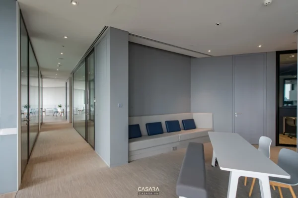 Không gian văn phòng hiện đại với khu vực làm việc chung và ghế sofa êm ái.