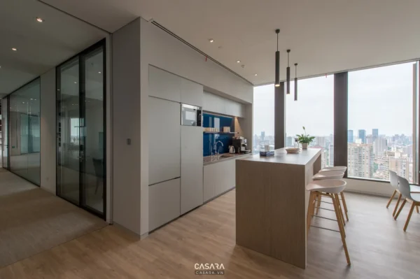 Phòng bếp hiện đại, sang trọng với tầm nhìn thành phố tuyệt đẹp.