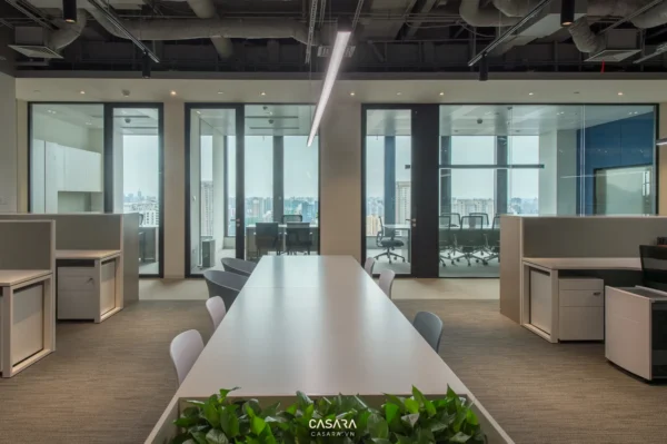 Văn phòng hiện đại, thoáng đãng với tầm nhìn thành phố rộng lớn.
