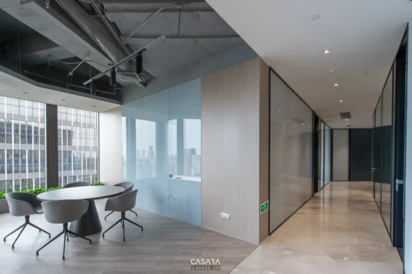 Không gian văn phòng hiện đại với cửa kính lớn hướng thành phố.