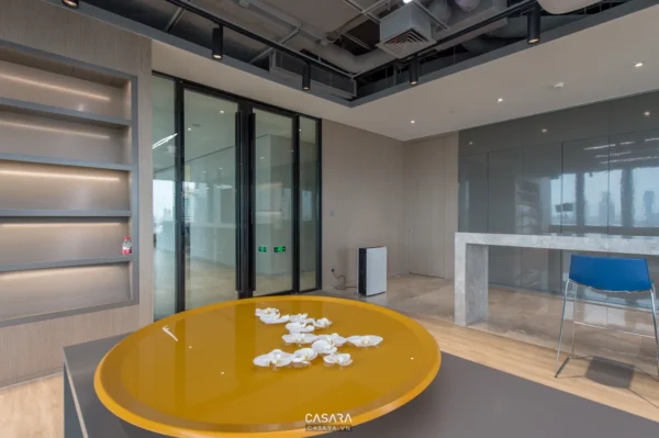 Không gian văn phòng hiện đại với nội thất tối giản, ánh sáng tự nhiên.