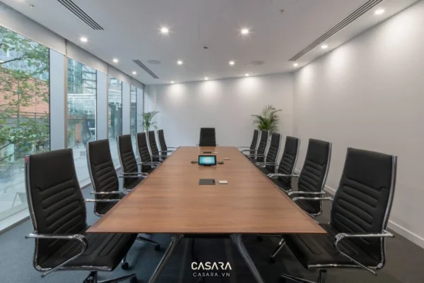 Phòng họp hiện đại, thoáng đãng với cửa kính lớn và nội thất tối giản.