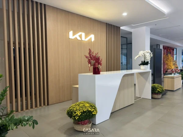 Nhà xe Kia Casara với quầy lễ tân hiện đại, trang trí hoa tươi.