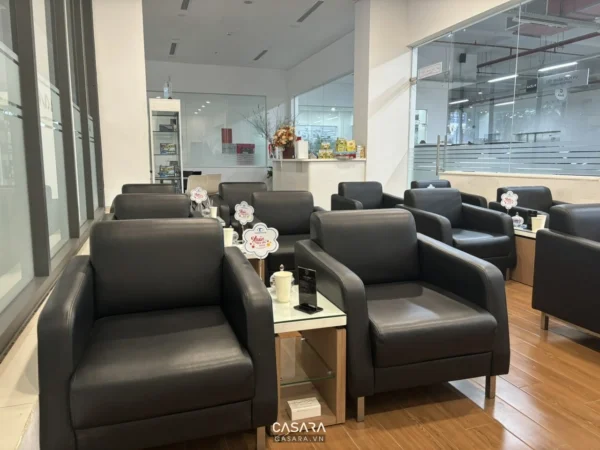 Phòng chờ hiện đại với ghế da đen và bàn kính sáng bóng.