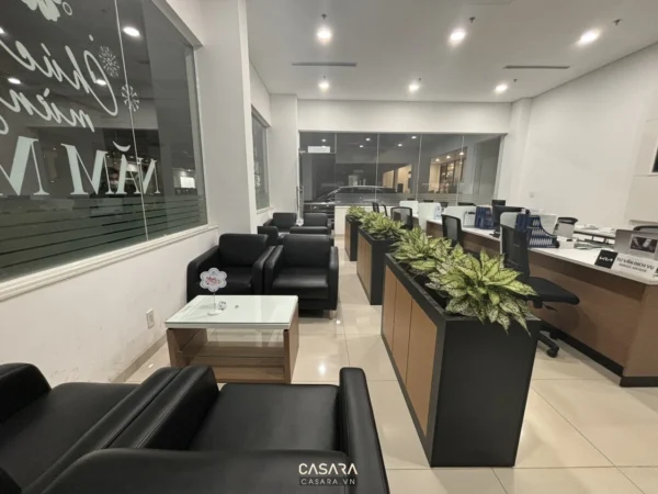 Khu vực lễ tân và làm việc hiện đại, sáng sủa trong văn phòng.