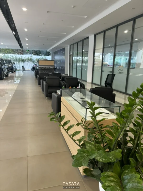 Khu vực lễ tân rộng rãi, hiện đại với nội thất đen sang trọng.