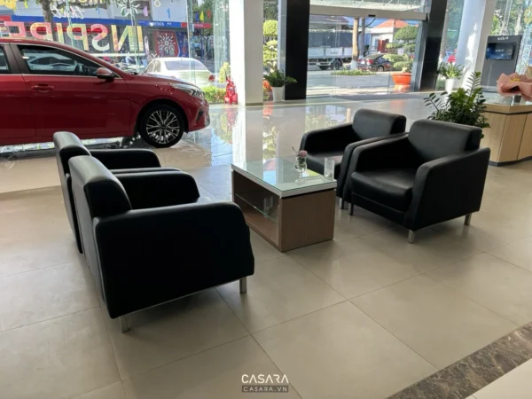 Phòng chờ showroom ô tô với nội thất đen sang trọng, hiện đại.