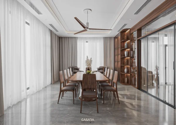 Phòng ăn sang trọng với bàn gỗ dài, ghế da và cửa kính lớn.