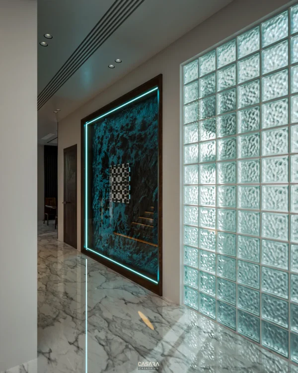 Hành lang hiện đại với tường kính khối và ánh sáng xanh độc đáo.