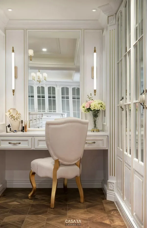 Phòng trang điểm sang trọng, cổ điển với nội thất màu trắng tinh tế.